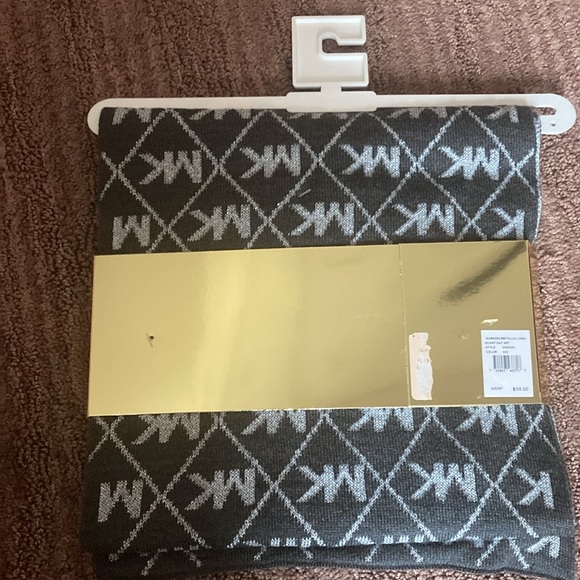 Michael Kors hat and scarf set - Picture 2 of 6